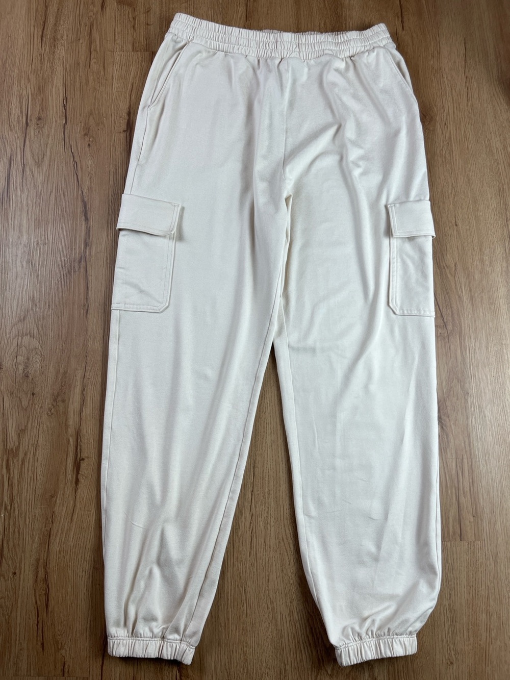 Vuori Cream Cargo Joggers Womens Size M Soft Lounge Pants Elastic Waist